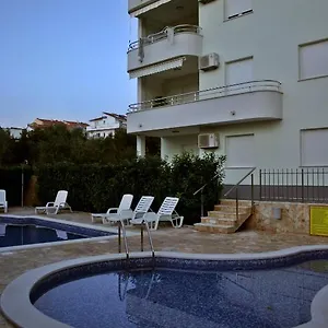https://apartments-paradise.hotels-in-trogir.com